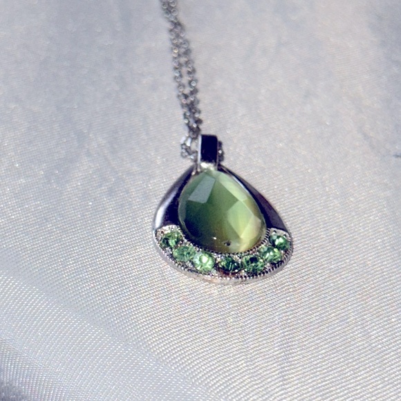 Elegant Silver Green Cats Eye & Peridot Gemstone Pendant & Earrings Jewelry Set - Picture 12 of 12